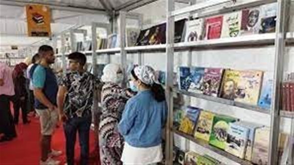 توافد جماهيري حاشد على جناح الأزهر باليوم الثالث لمعرض القاهرة للكتاب