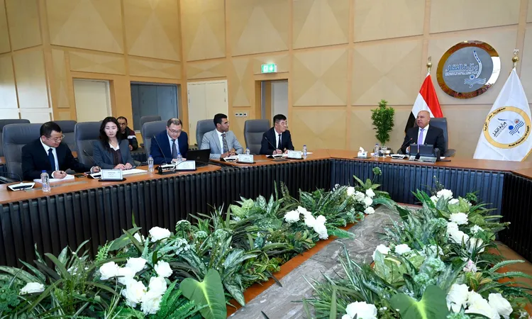 «تعزيز الصناعة الوطنية» وزير الصناعة والنقل يلتقي بشركة شين فينج ستيل الصينية لاستعراض خطة إنشاء مجمع صناعي متكامل لإنتاج ألواح السيارات والصلب