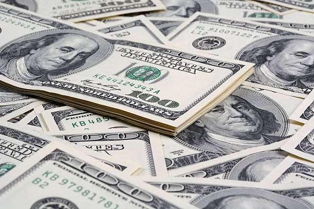 «سعر الدولار اليوم يفاجئ المضاربين: هل سيشهد الجنيه المصري وداعاً للأخضر؟»