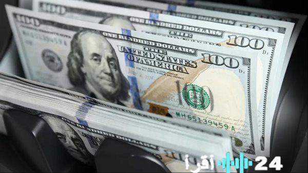 «انخفاض الدولار لأدنى مستوى في أربع سنوات بعد جهود ترامب لاحتواء تأثير هبوطه»