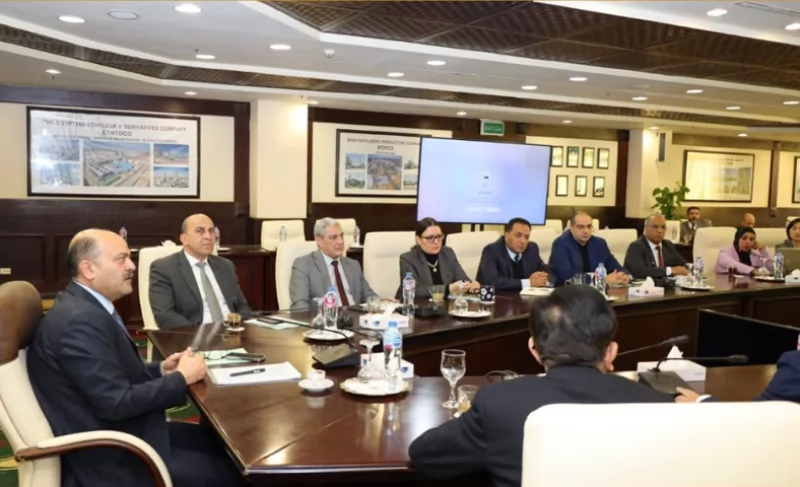 «تعاون مثمر ينطلق من البتروكيماويات» – القابضة تستضيف وفداً صينياً لاستكشاف فرص الاستثمار المشترك