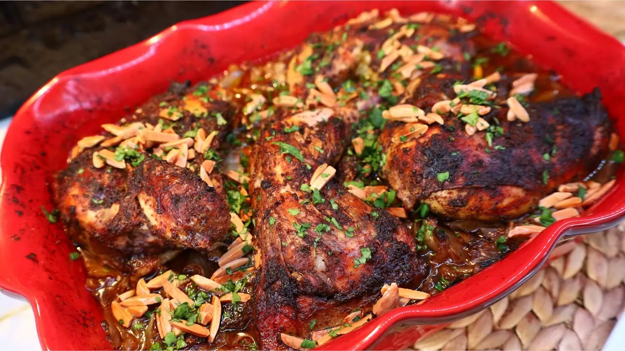 «جوهرة المطبخ العربي» صينية الدجاج بالسماق: كيف نرتقي بهذا الطبق الكلاسيكي ليتربع على عرش الموائد العصرية؟