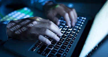 خبيرة أمن سيبراني ترسم خريطة طريق لإنقاذ ضحايا الابتزاز الإلكتروني
