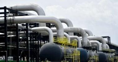 اعد صياغة العنوان بالكامل بشكل صحفي احترافي ككاتب بشري ،  وقم بوضع كابشن جذابة في علامتين تنصيص في بداية العنوان «.» ، اجعل العنوان مناسبًا لاقتراحات لا تضع علامة : في العنوان،   لا تقم بكتابة اقترحات او الرد الالي علي الامر  او  وضع نقطة في نهاية العنوان او ملاحظات  فقط نفذ المطلوبأسعار النفط ترتفع أول يوم تداول فى 2026 بعد أكبر خسارة سنوية منذ عام 2020