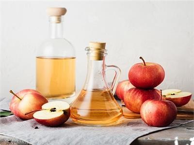 «صيحة أم محاذير؟» الاستحمام بخل التفاح: هل هو إكسير الجمال الجديد أم وصفة لمتاعب جلدية غير متوقعة