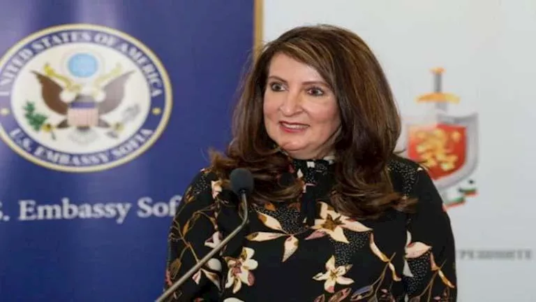 السفيرة الأمريكية في القاهرة تهنئ الشعب المصري بعيد الميلاد المجيد