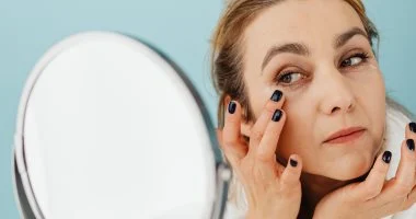 5 خطوات لا غنى عنها لبشرة ومكياج صامدين في قسوة الأجواء العاصفة