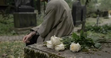 تفسير حلم زيارة القبور نفسياً بين المشاعر المتراكمة والتطهير الداخلي