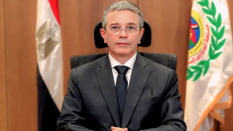 رئيس الجمارك: قرار الإعفاء وراء توقف هواتف بعض السائحين