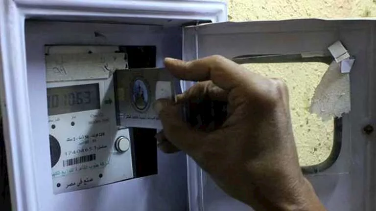 استنفار شركات التوزيع لسحب عدادات الكهرباء المتلاعب بها