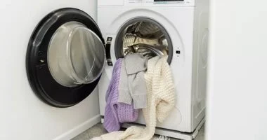 إليك بعض الخيارات الاحترافية المناسبة لاقتراحات جوجل ككاتب بشري:

*   5 ملابس ممنوع غسلها في الغسالة حفاظًا على لونها وشكلها
*   تجنبي هذه الأخطاء 5 أنواع من الملابس تفسدها الغسالة وتغير لونها
*   تعرفي على 5 قطع ملابس تدمرها الغسالة وتفقدها بريقها
*   هل تدمر غسالتك ملابسك؟ 5 أنواع لا تضعها بها للحفاظ عليها
*   حذار هذه 5 ملابس تتلف وتفقد لونها بالغسالة احذريها