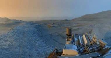 مسبار كيوريوسيتي يهدي العالم بطاقة أعياد فريدة من المريخ