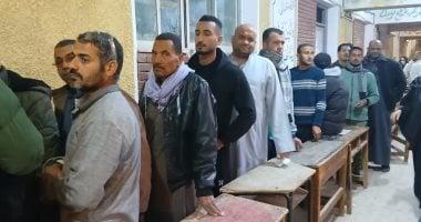 خمسة مشاهد تلخص اليوم الأول من جولة الإعادة في انتخابات مجلس النواب بالهرم حيث تتصدر المرأة المشهد ويتحدى كبار السن البرد وسط تأمين محكم والمواطنون من مختلف الأعمار يمارسون حقهم الانتخابي في الساعات الأخيرة