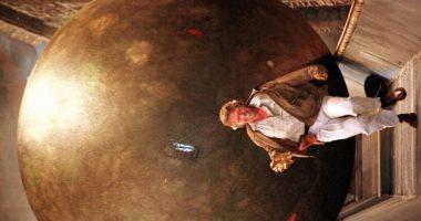 موظف ديزني يتصدى لصخرة خطيرة وينقذ الجمهور من موقف حرج فيديو