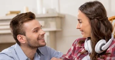 علم النفس يكشف علامات تظاهر الرجل بالإعجاب كيف تميزين المشاعر الزائفة