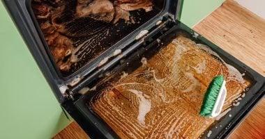 حيلة ذكية لتنظيف الفرن بعد العزومات بمكونات مطبخك