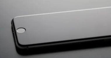 آبل تختبر هاتفًا ثوريًا يعتمد كليًا على اللمس والاستجابة الحسية بلا أزرار