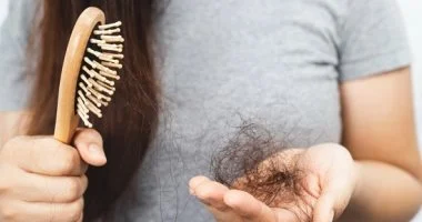 وداعًا لتساقط الشعر اكتشف وصفات طبيعية بسيطة لحلول منزلية فعالة