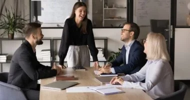 سيكولوجية المقاعد في الاجتماعات تحليل يكشف شخصيتك القيادية والانطوائية