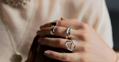 وصفات طبيعية مذهلة لتنظيف الإكسسوارات الفضية استعيدي بريقها كالجديدة بسهولة