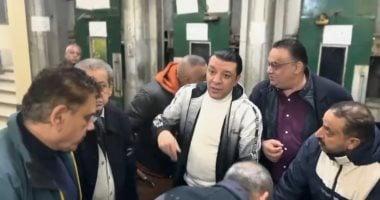 مصطفى كامل يودع أعضاء نقابة الموسيقيين والمتقاعدين قبل رحلتهم إلى العمرة