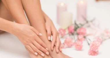 5 خطوات فعالة للعناية بالقدمين في الشتاء والتخلص من الجفاف والتشققات نهائياً