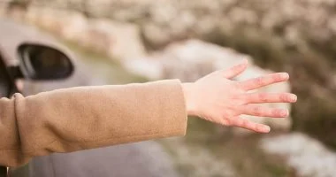 فن التخلي الواعي 6 أمور تخلص منها الآن لحياة أسعد وأكثر هدوءًا