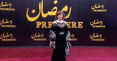 الأسود الملكي يكتسح السجادة الحمراء لحفل الشركة المتحدة إطلالات ساحرة