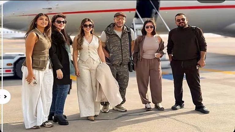 النجم محمد إمام يغادر بطائرة خاصة إلى ماليزيا لبدء تصوير الكينج