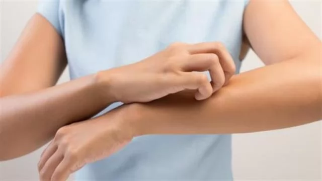 «ليست مجرد نزلة برد!» الفارق الجوهري: هكذا تميز أعراض حساسية البرد عن النزلة الموسمية