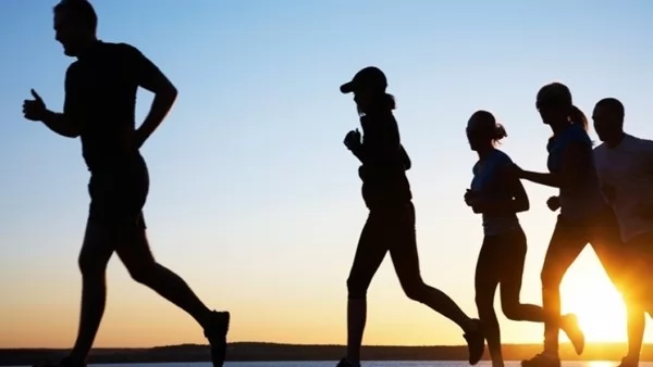 «خطوتك نحو شيخوخة نشطة» خبراء يوصون: المشي المسائي.. ركيزة أساسية لتعزيز صحة كبار السن ونومهم العميق ورفاهيتهم الشاملة