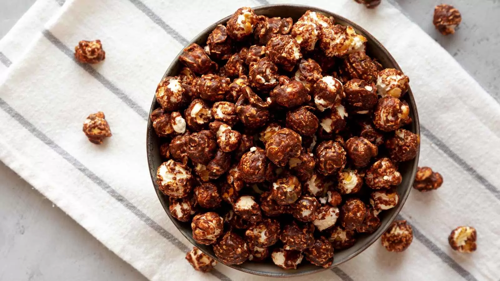 «متعة عائلية لا تقاوم» الفيشار بالشوكولاتة: سر تحويل سهرات الويك إند إلى تجربة مذاق استثنائية