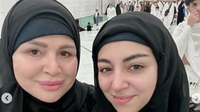 إلهام شاهين تؤدي مناسك العمرة برفقة ابن شقيقتها