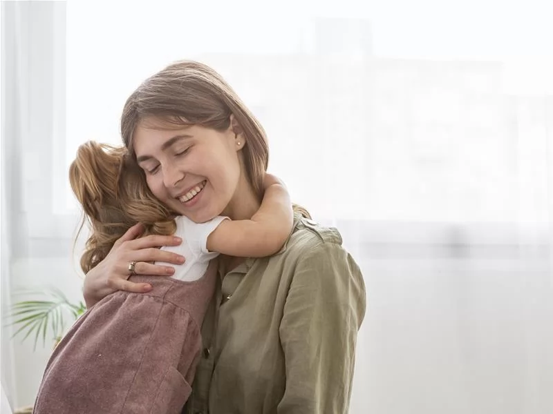 «جرعة الحب اليومية: كيف تشكل عناق الأم مستقبل طفلها» أكثر من مجرد لمسة: لماذا يعد الاحتضان اليومي ركيزة أساسية لنمو الطفل الشامل وتطوره النفسي والجسدي