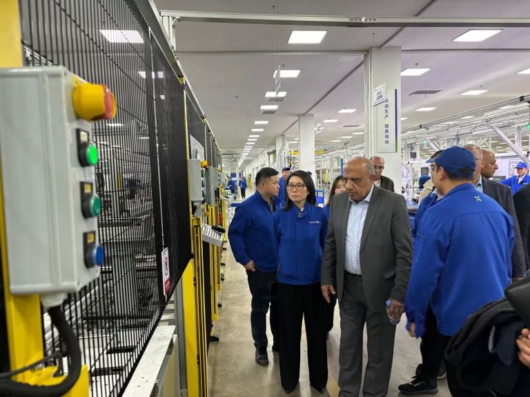وزير الكهرباء يبرم بالصين شراكة استراتيجية لتوطين صناعة بطاريات تخزين الطاقة
