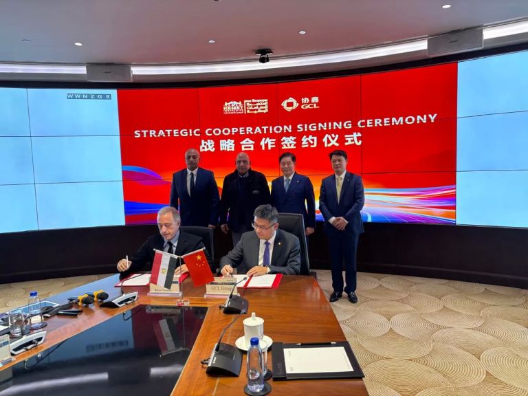 وزير الكهرباء يشهد توقيع اتفاقية مجمع صناعي عملاق لإنتاج 5 جيجاوات خلايا شمسية