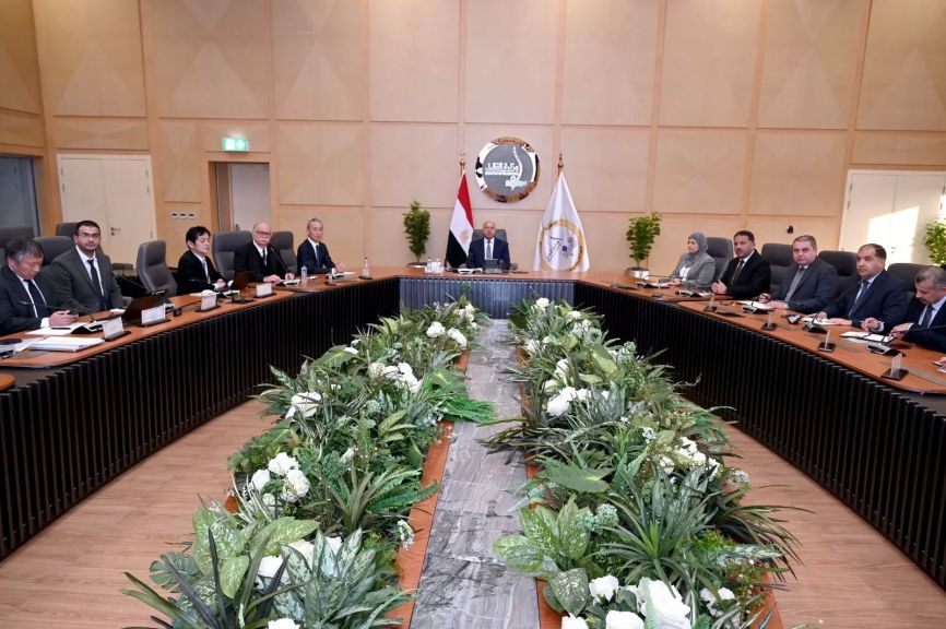 وزير الصناعة يناقش مع “تويوتا تسوشو” تعزيز استثمارات تصنيع السيارات في مصر