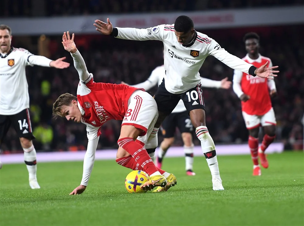 «قمة الإثارة» تعادل أرسنال ومانشستر يونايتد في شوط أول ناري بالدوري الإنجليزي