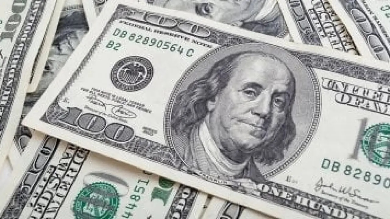 «العملة الخضراء تباغت الجميع» البنوك المصرية في حالة تأهب قصوى وسط تحركات سعرية غير متوقعة للدولار تربك المشهد الاقتصادي هذا الصباح