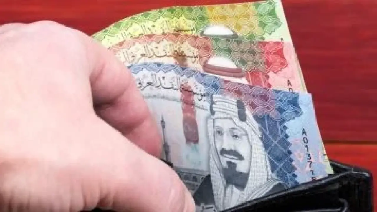 «مفاجأة ميزانية رحلتك!» تقلبات سعر الريال السعودي غير المتوقعة تربك حسابات المسافرين في أول جمعة من العام الجديد