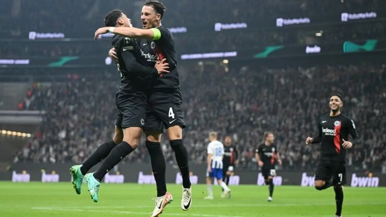 زلزال في فرانكفورت إقالة مدرب عمر مرموش السابق تفتح باب التساؤلات حول مستقبل اللاعب