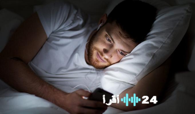 «قبل أن تغفو… اقرأ» الشاشات قبل النوم: الكشف الصادم لتأثيراتها على دورتك البيولوجية ونوعية نومك