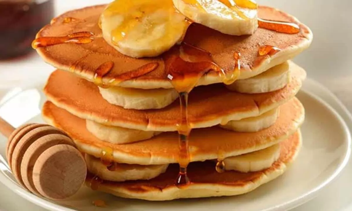 «مفتاح صباحك الصحي واللذيذ» بان كيك الشوفان والموز: وصفة إفطار مبتكرة تعيد تعريف المذاق الصحي وتمنحك طاقة لا مثيل لها