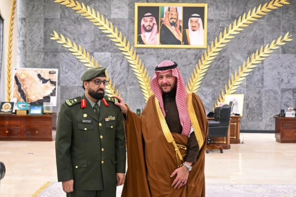 محافظ الطائف يقلد اللواء الزهراني رتبته العسكرية الجديدة