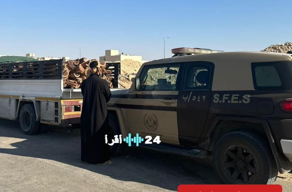 ضبط مخالفين لنظام البيئة أثناء نقل حطب محلي في الرياض