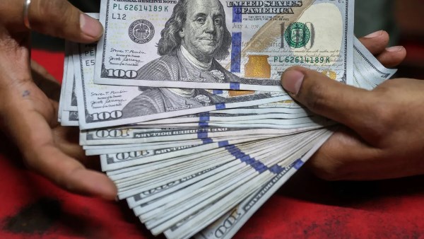 استقرار سعر الدولار أمام الجنيه بمنتصف تعاملات الثلاثاء 27 يناير 2026