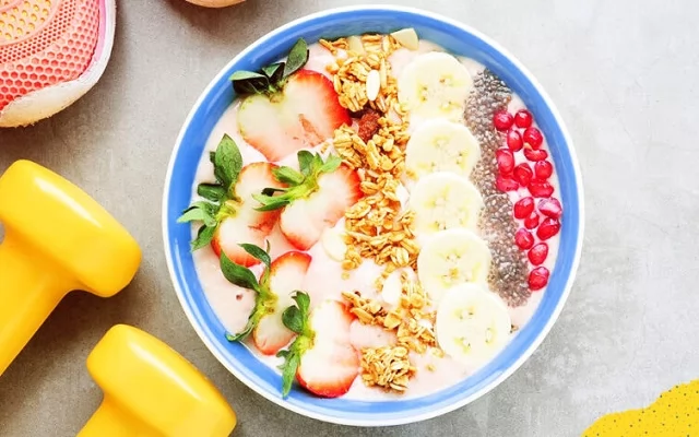 «وقودك الأمثل:» اكتشف الأسرار الغذائية لما قبل التمرين لضمان طاقة لا تنضب وحيوية مطلقة داخل الصالة الرياضية