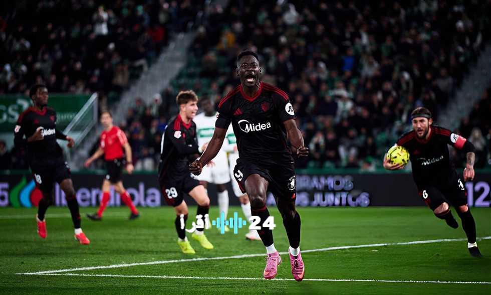 «تألق نيجيري» أكور آدامز يهز الشباك بثنائية لإشبيلية بعد مواجهة مصر