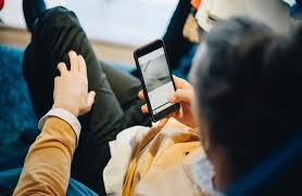 خبير ينصح بترك الهاتف خارج غرفة النوم ودورة المياه