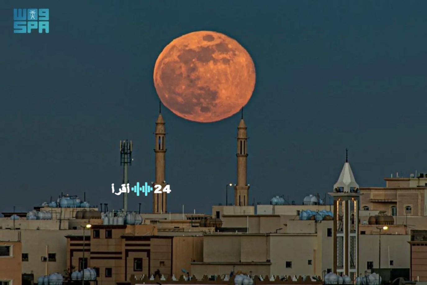 سماء الحدود الشمالية في السعودية تحتضن ظهور قمر الذئب